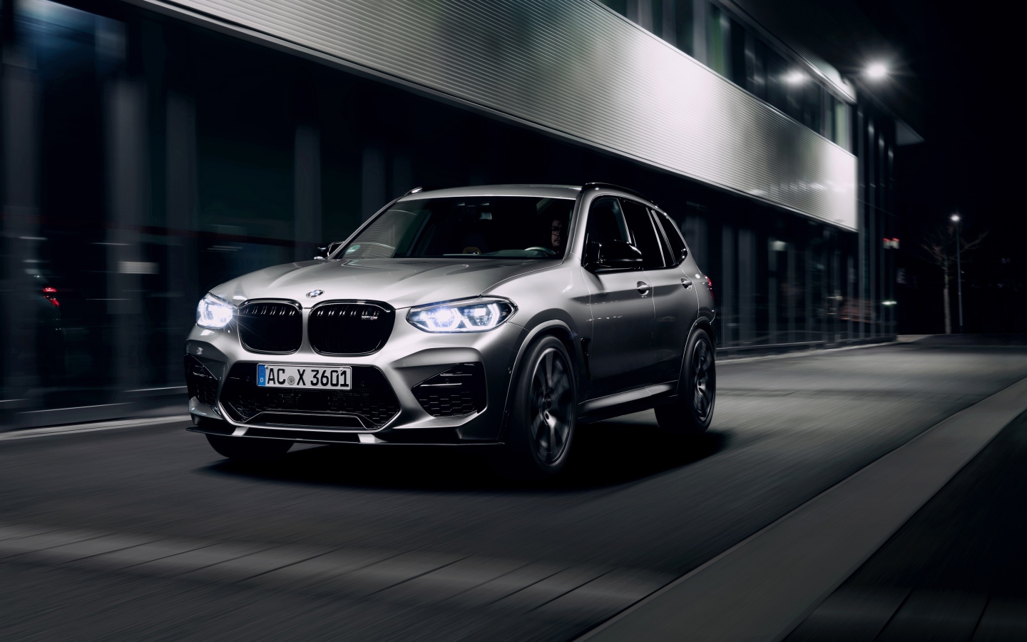 Автомобиль BMW X3 M 2020 года на улице города