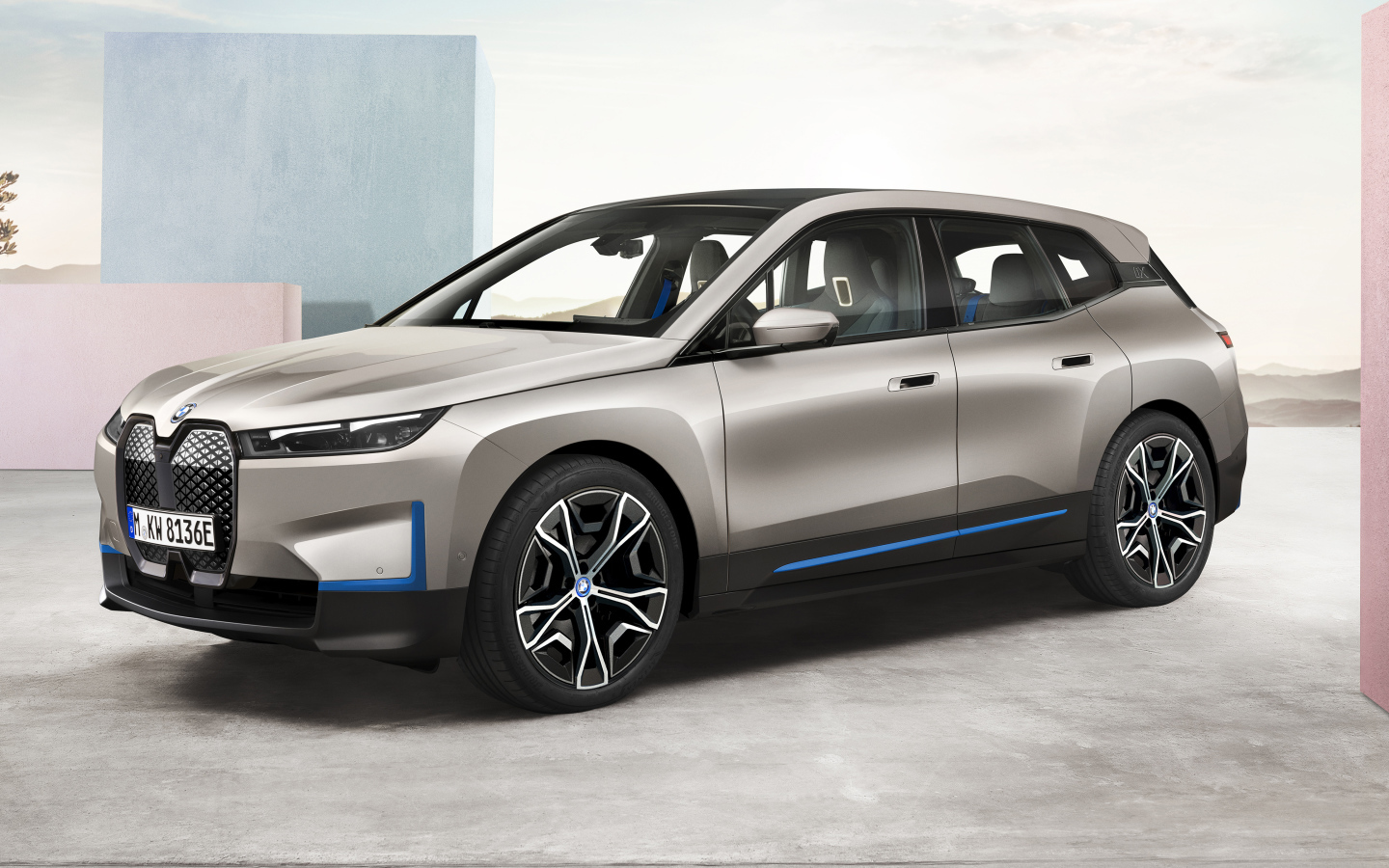 Автомобиль BMW IX 2021 года на выставке