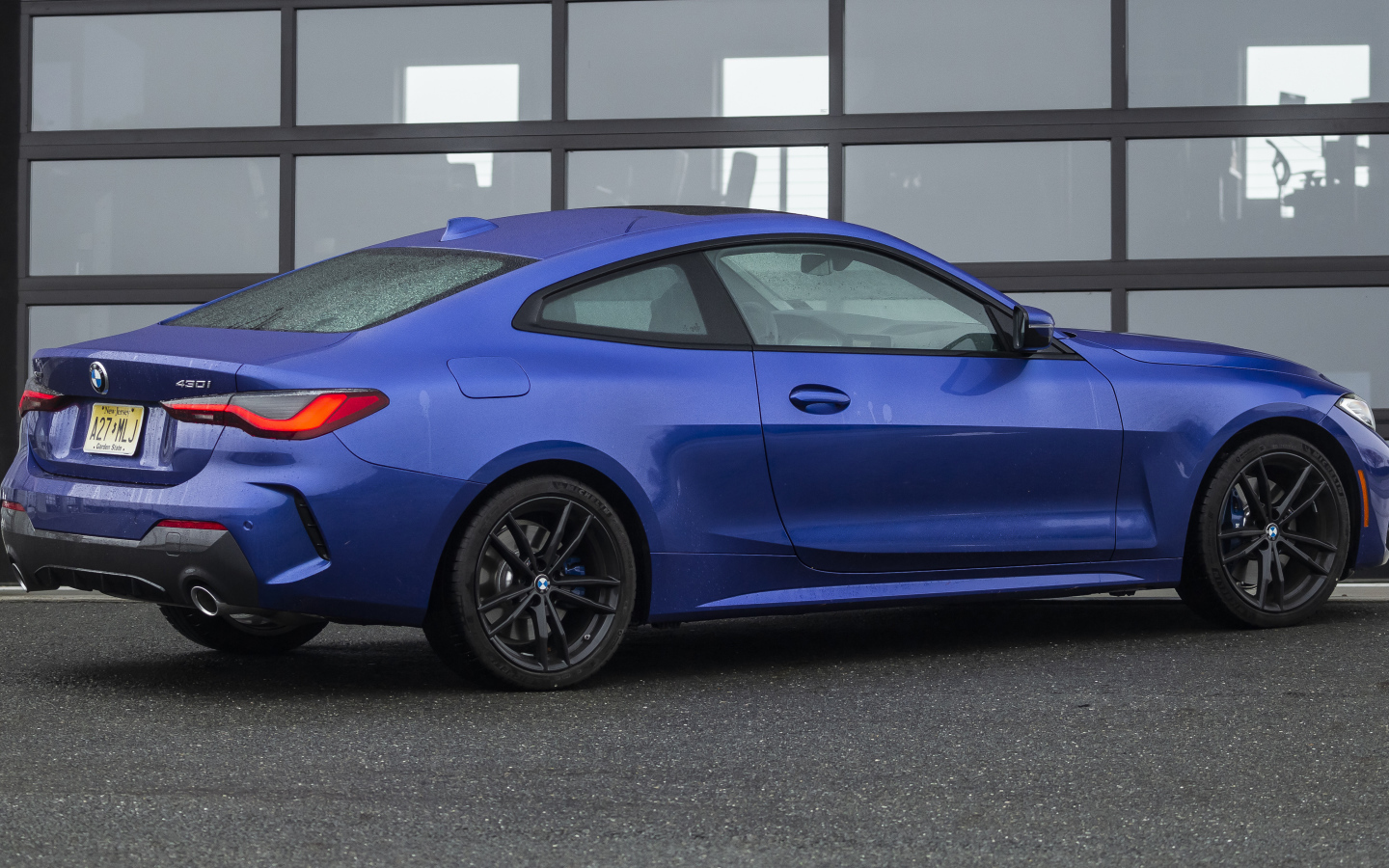 Синий автомобиль BMW 430i XDrive, 2021 года вид сбоку