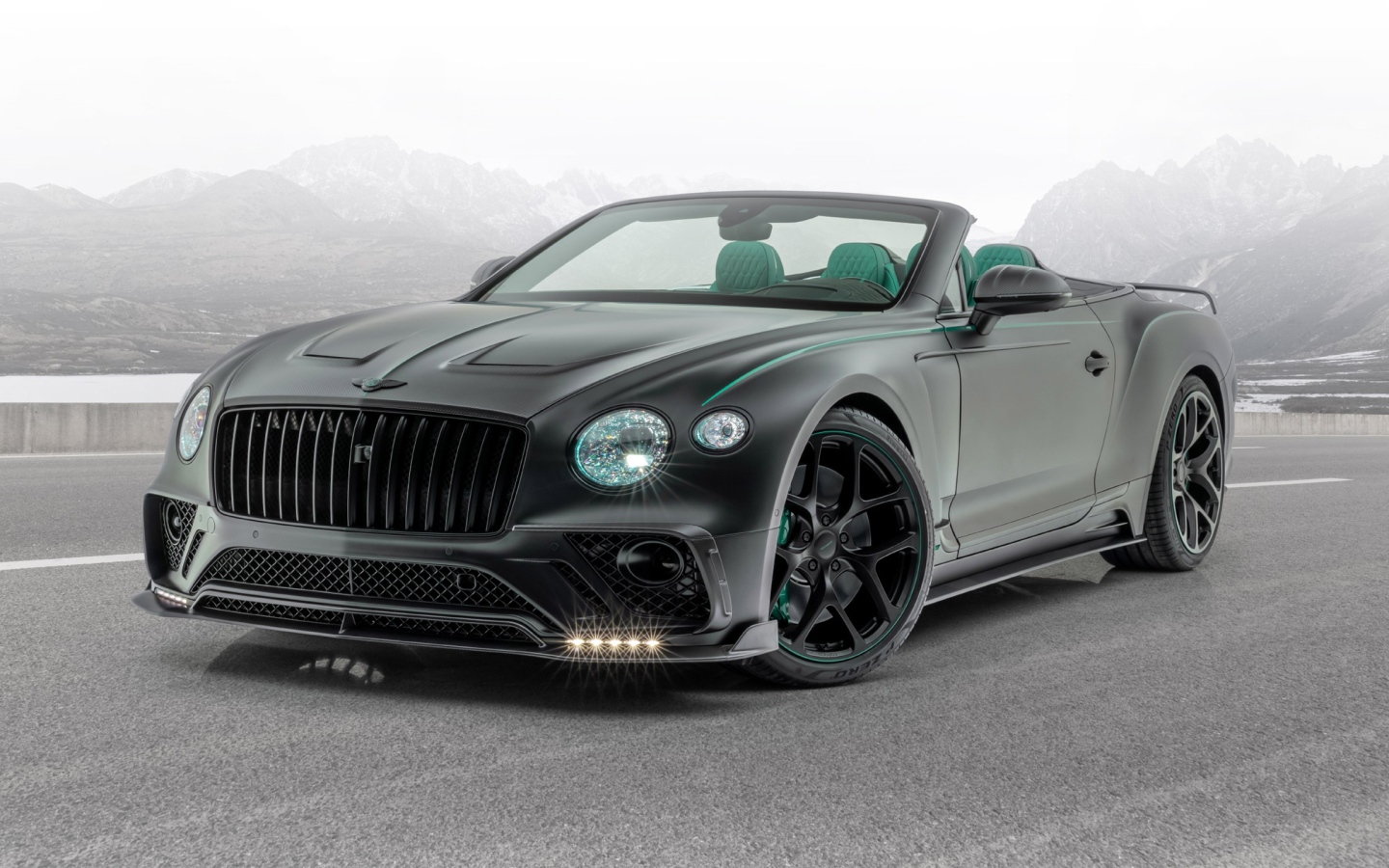 Кабриолет Mansory Bentley Continental GT V8 Convertible 2020 года на фоне гор 