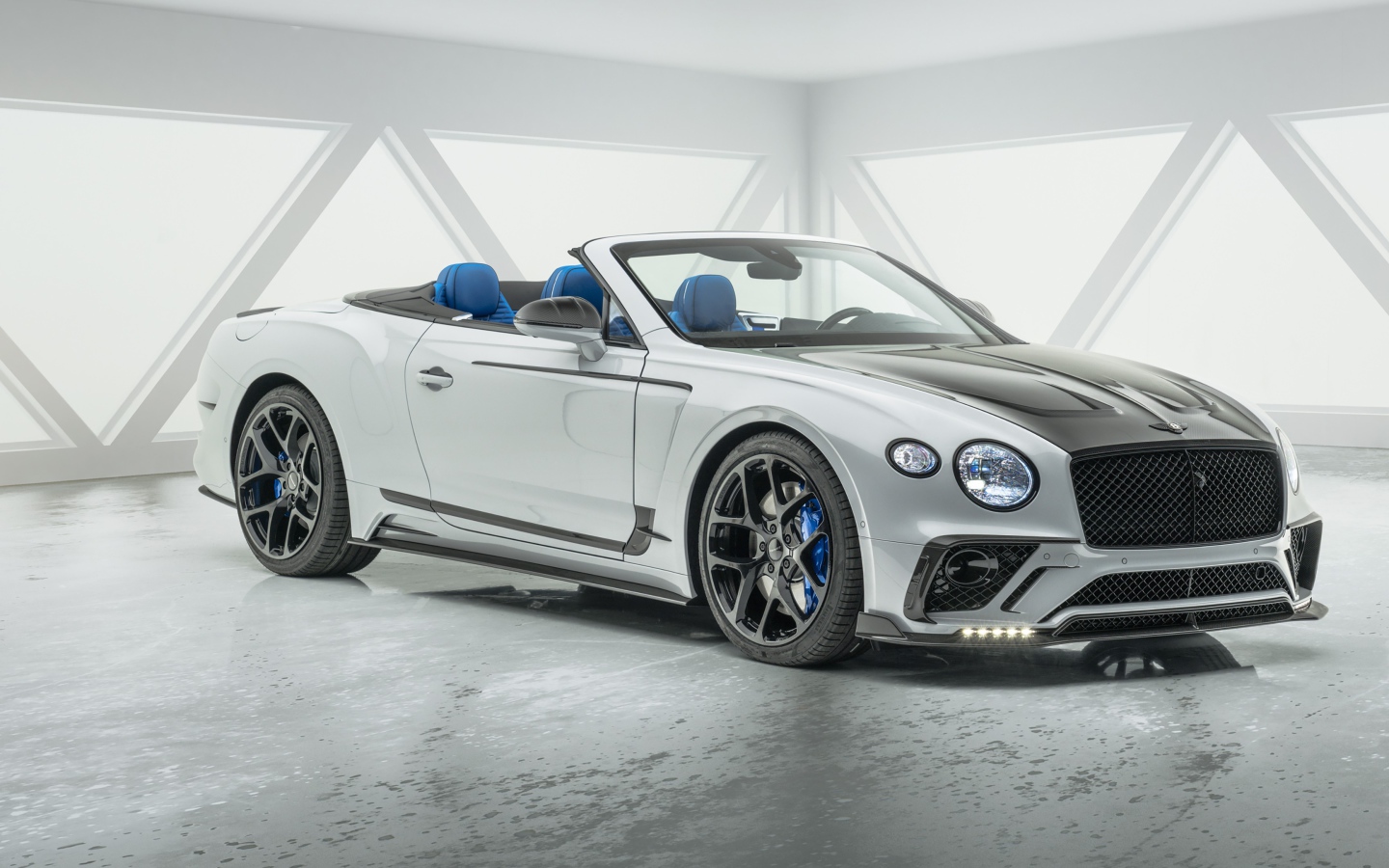Кабриолет Bentley Continental GT Convertible в гараже