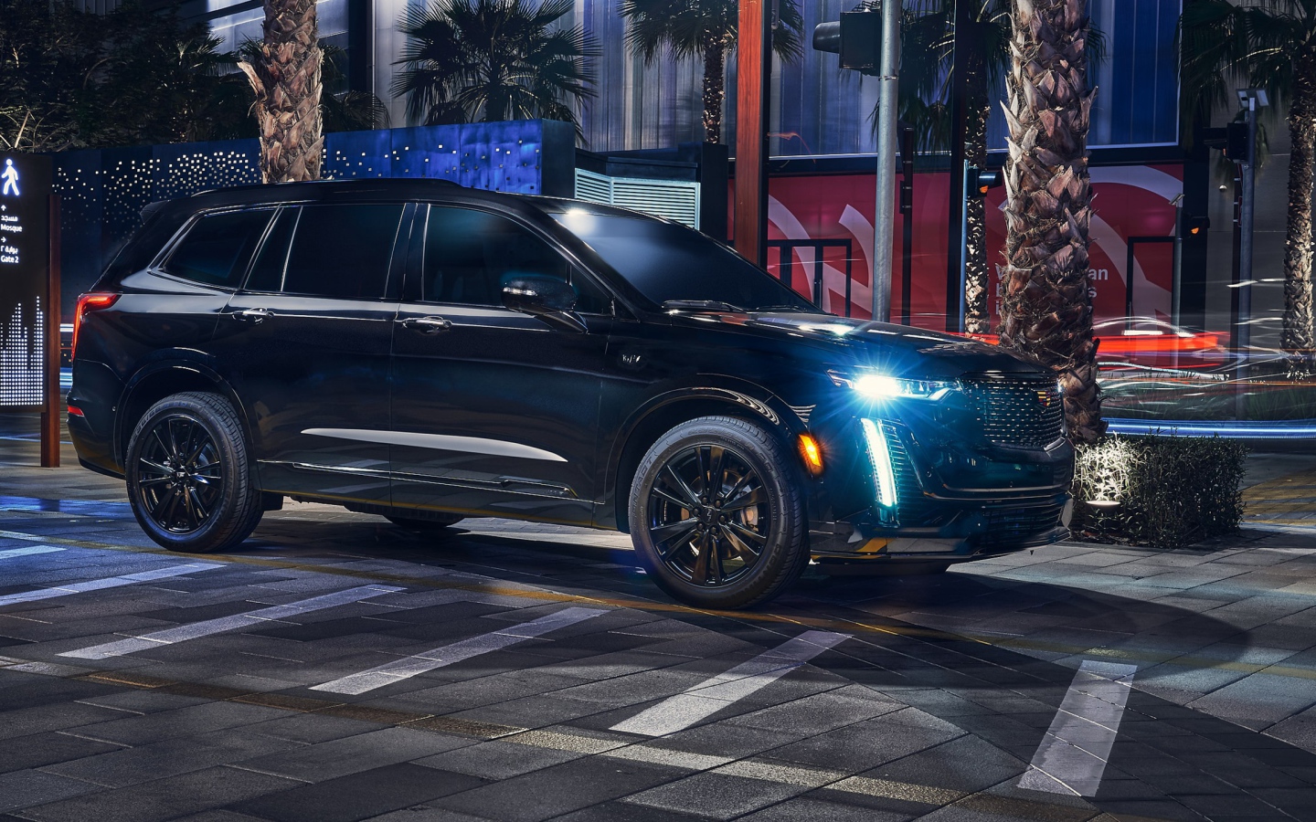 Большой черный Cadillac XT6 Midnight Edition 2020 года на ночной улице 