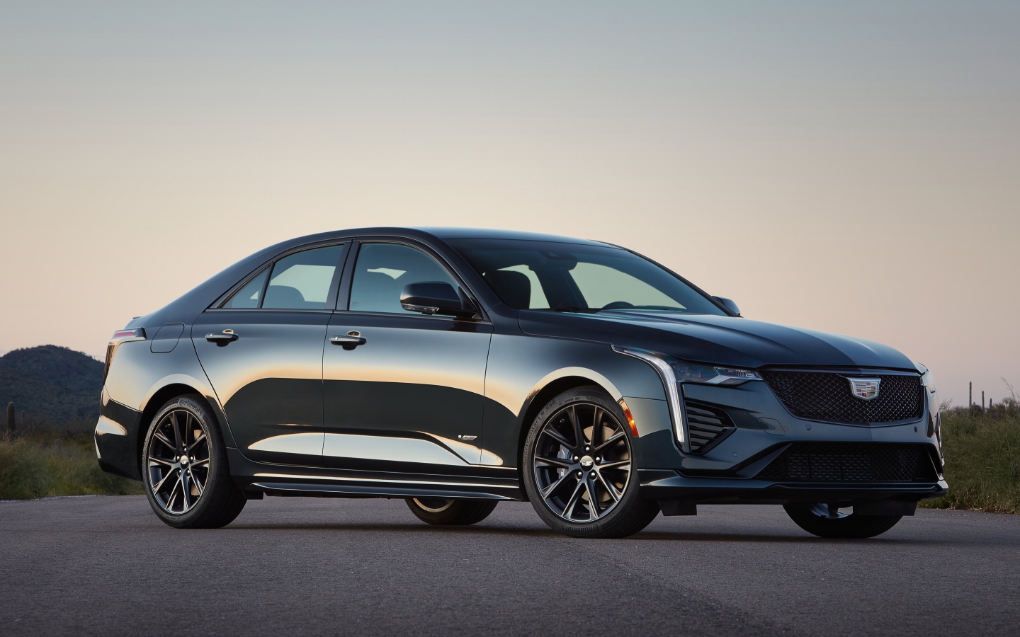 Автомобиль  Cadillac CT4-V, 2020 года на дороге 