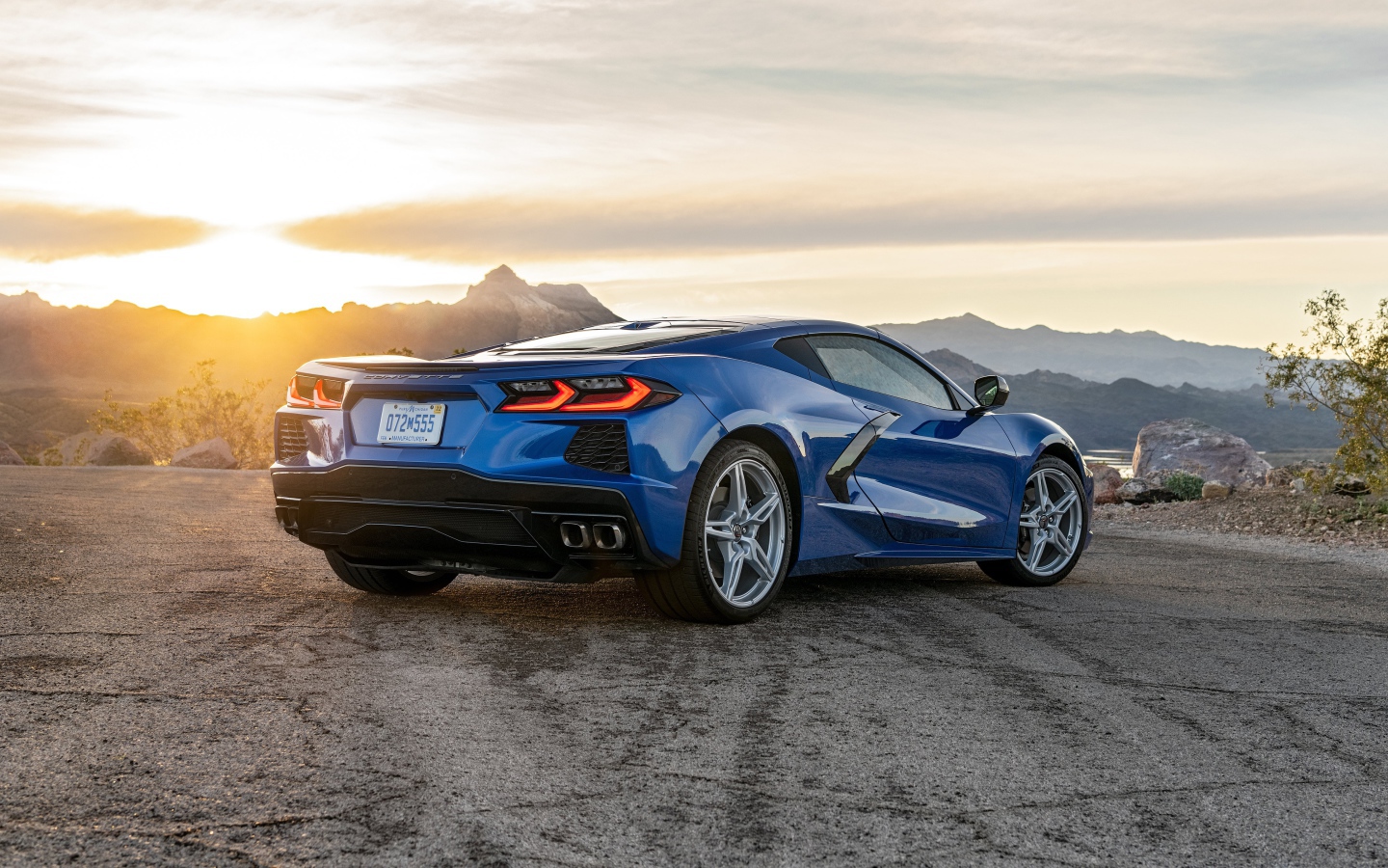 Синий автомобиль  Chevrolet Corvette Stingray года на фоне неба