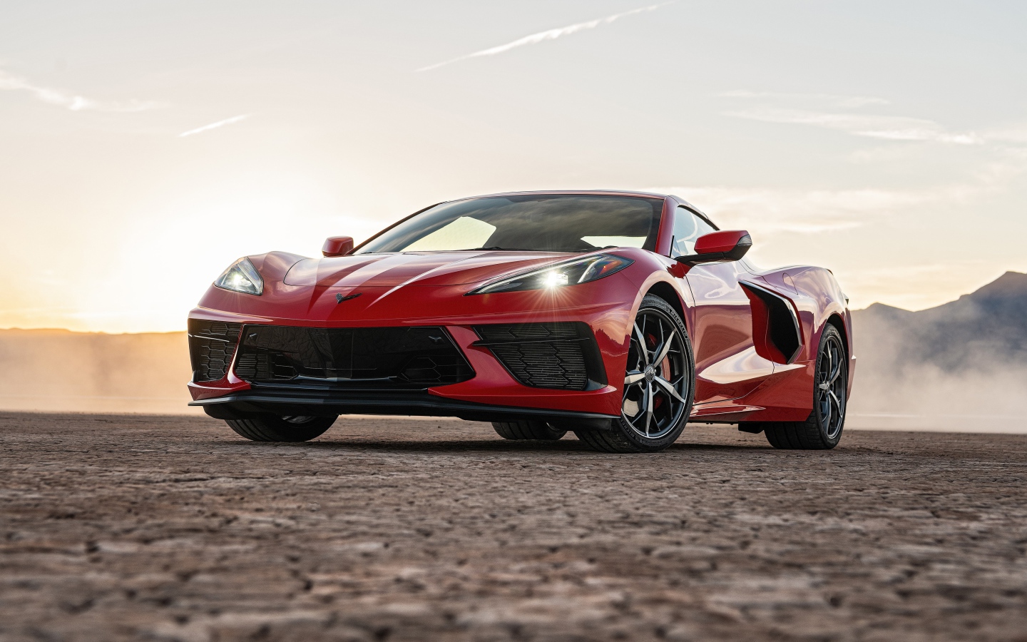 Красный автомобиль  Chevrolet Corvette Stingray Z51, 2020 года с включенными фарами