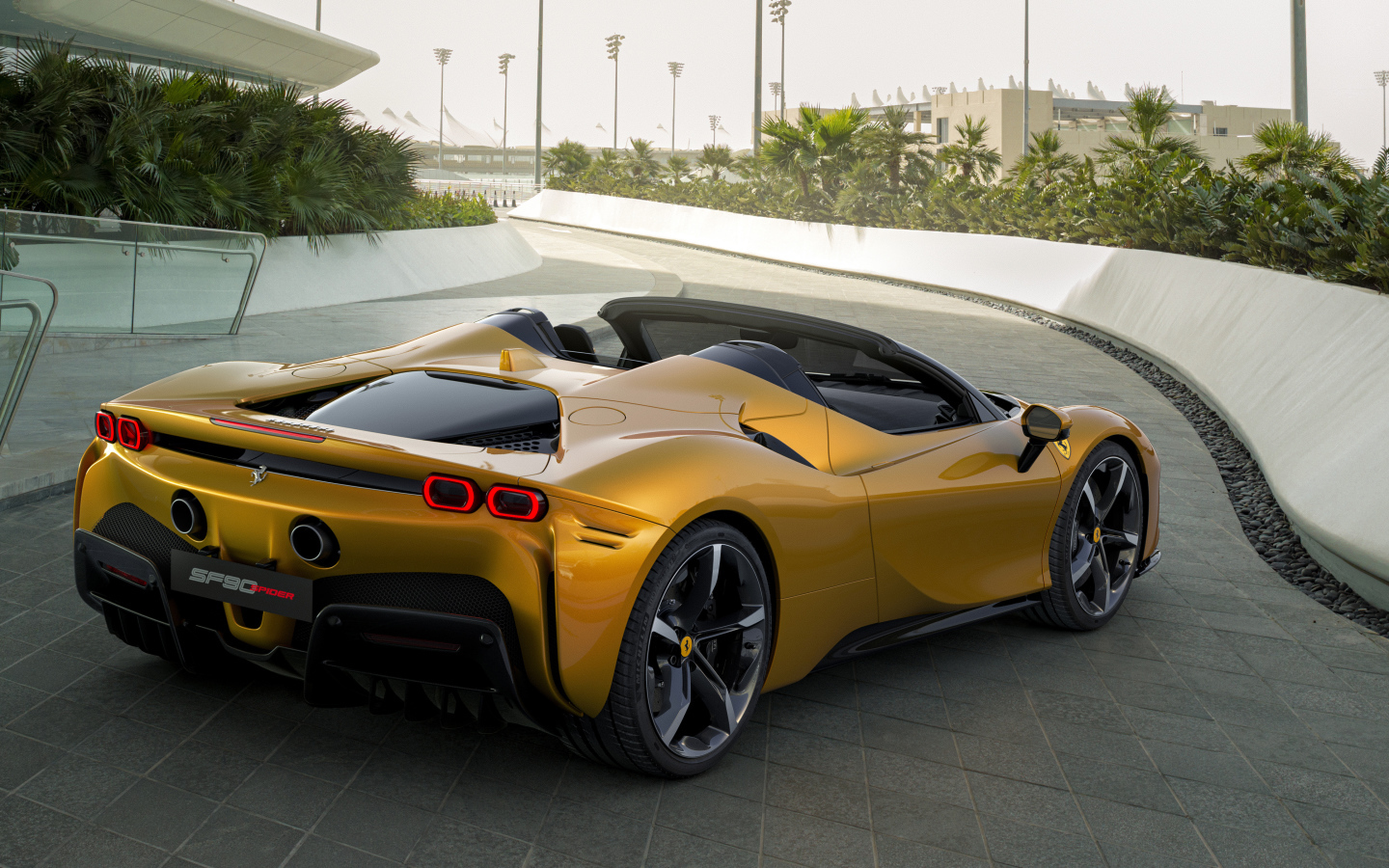 Автомобиль Ferrari SF90 Spider 2021 года цвет золотистый металлик