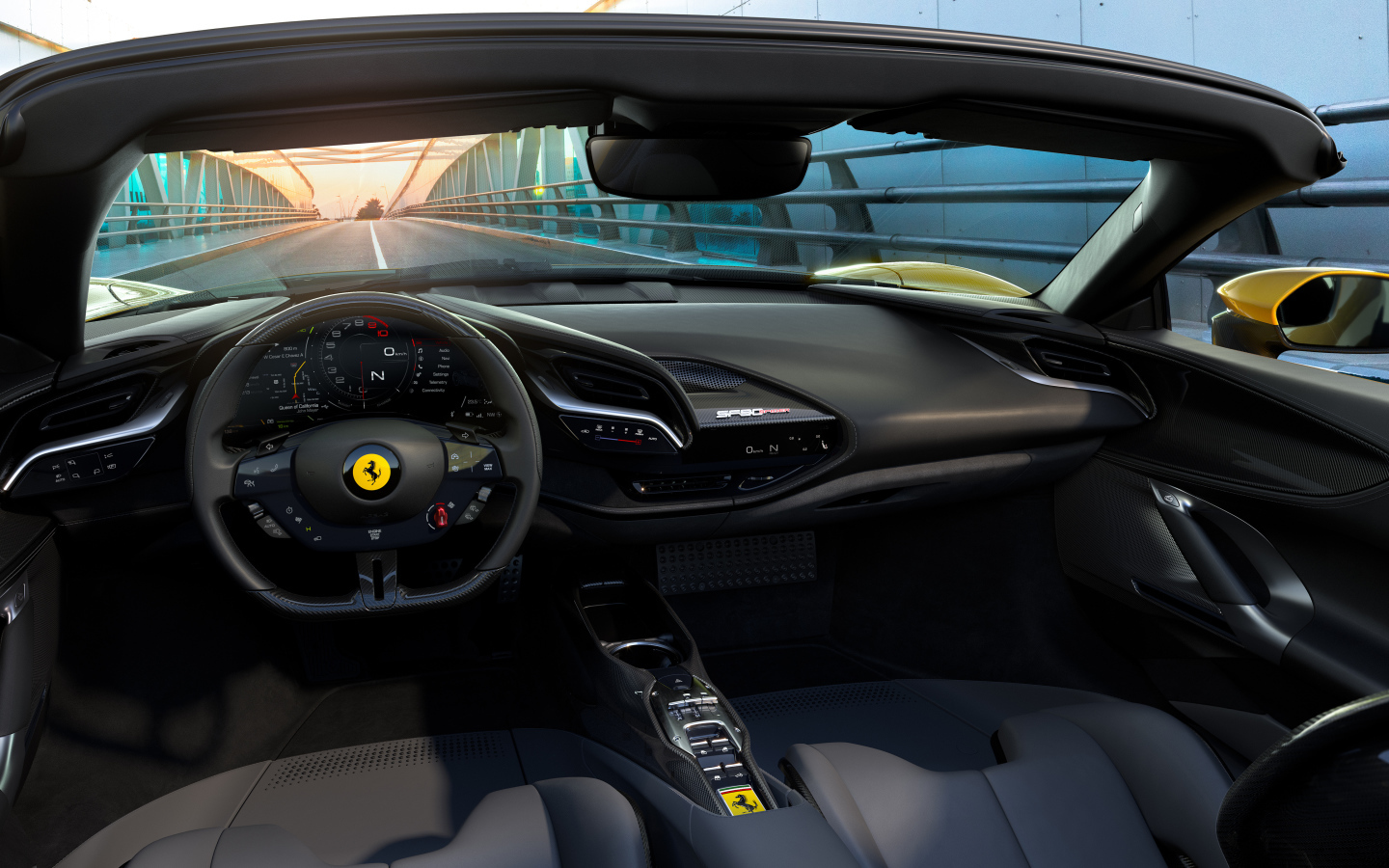 Черный салон автомобиля Ferrari SF90 Spider 2021 года