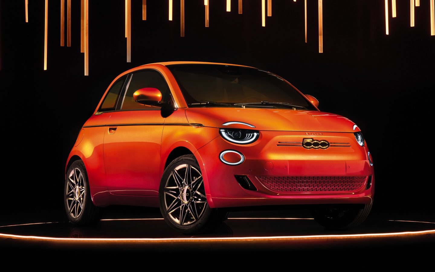 Оранжевый миниатюрный автомобиль Fiat B500 MAI TROPPO By Bvlgari 2020 года 