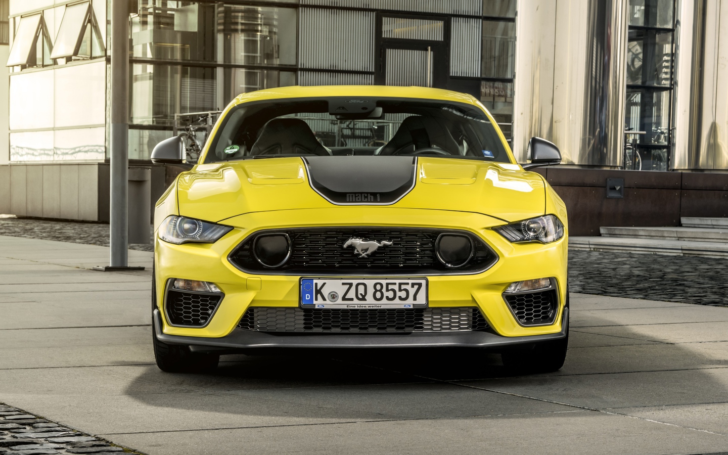 Желтый автомобиль Ford Mustang Mach 1 2021 года 