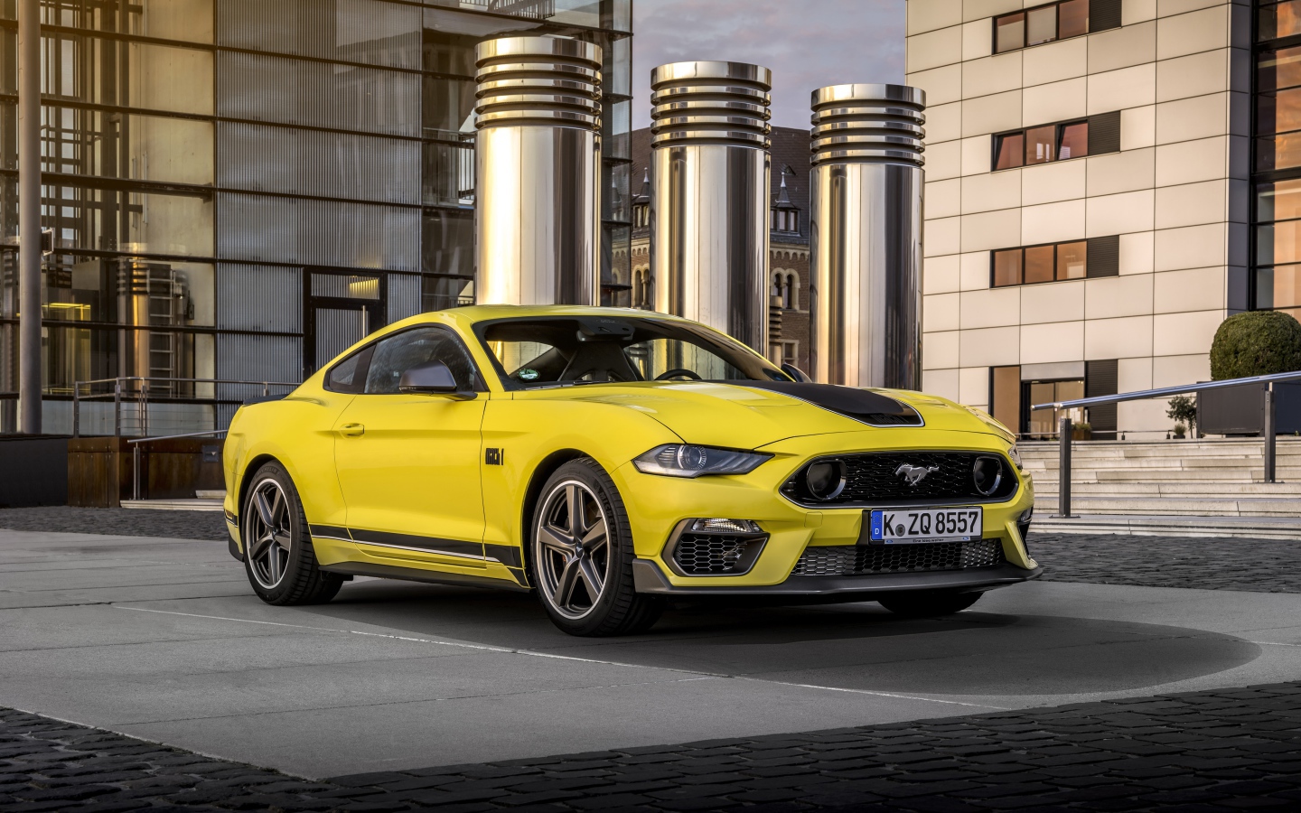 Быстрый желтый автомобиль Ford Mustang Mach 1 2021 года у здания 