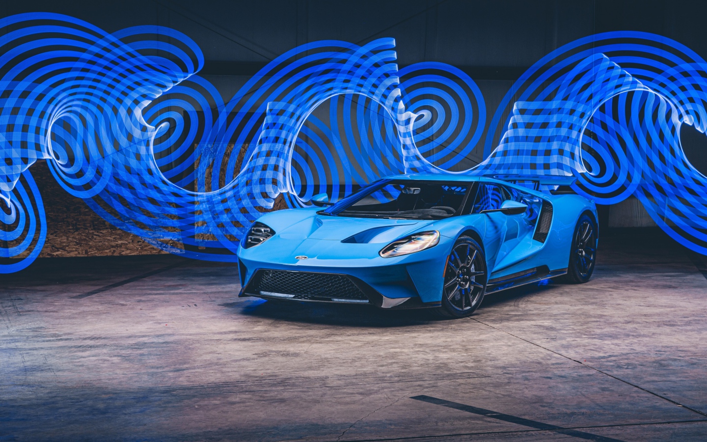 Синий автомобиль Ford GT на фоне рисунка