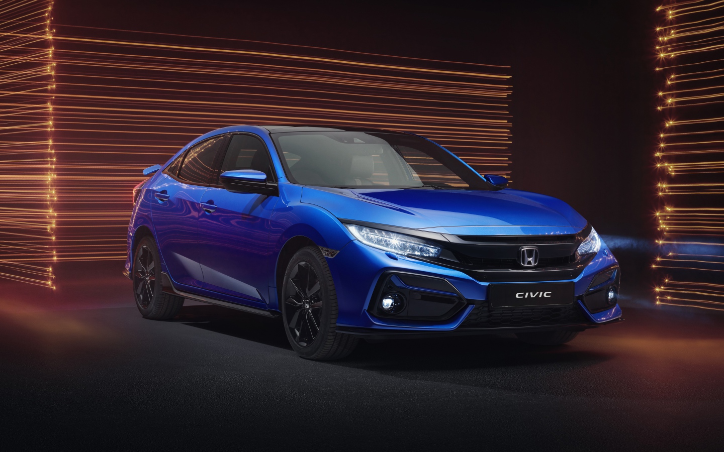 Синий автомобиль Honda Civic Hatchback Sport Line 2019 года