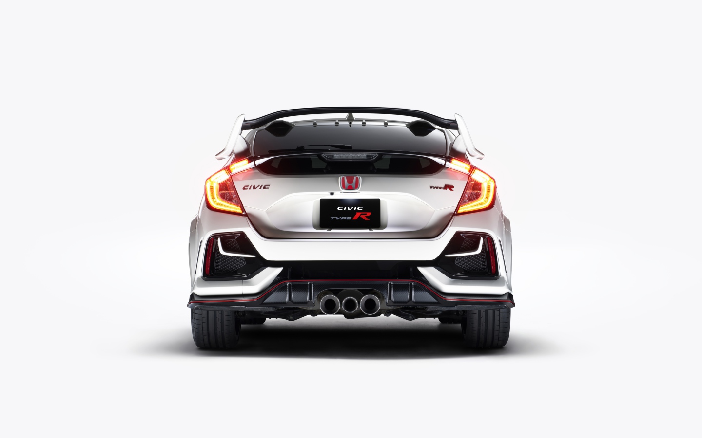 Автомобиль Honda Civic Type R 2020 года вид сзади на белом фоне