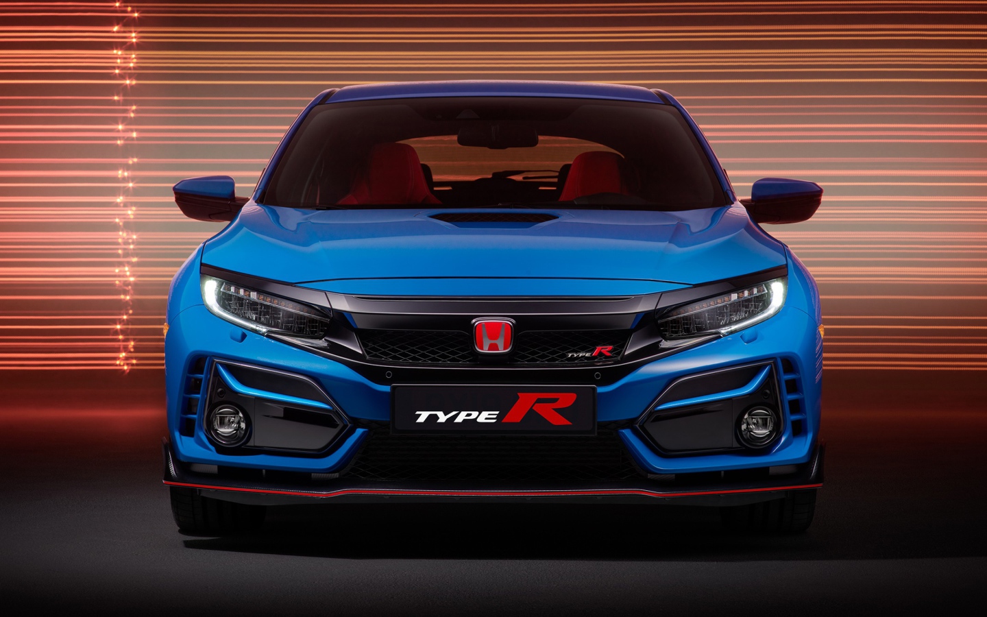 Синий автомобиль Honda Civic Type R GT 2020 года вид спереди