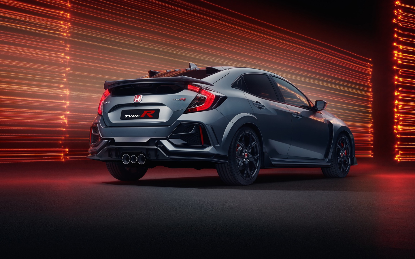 Серебристый автомобиль Honda Civic Type R Sport Line 2020 года вид сзади