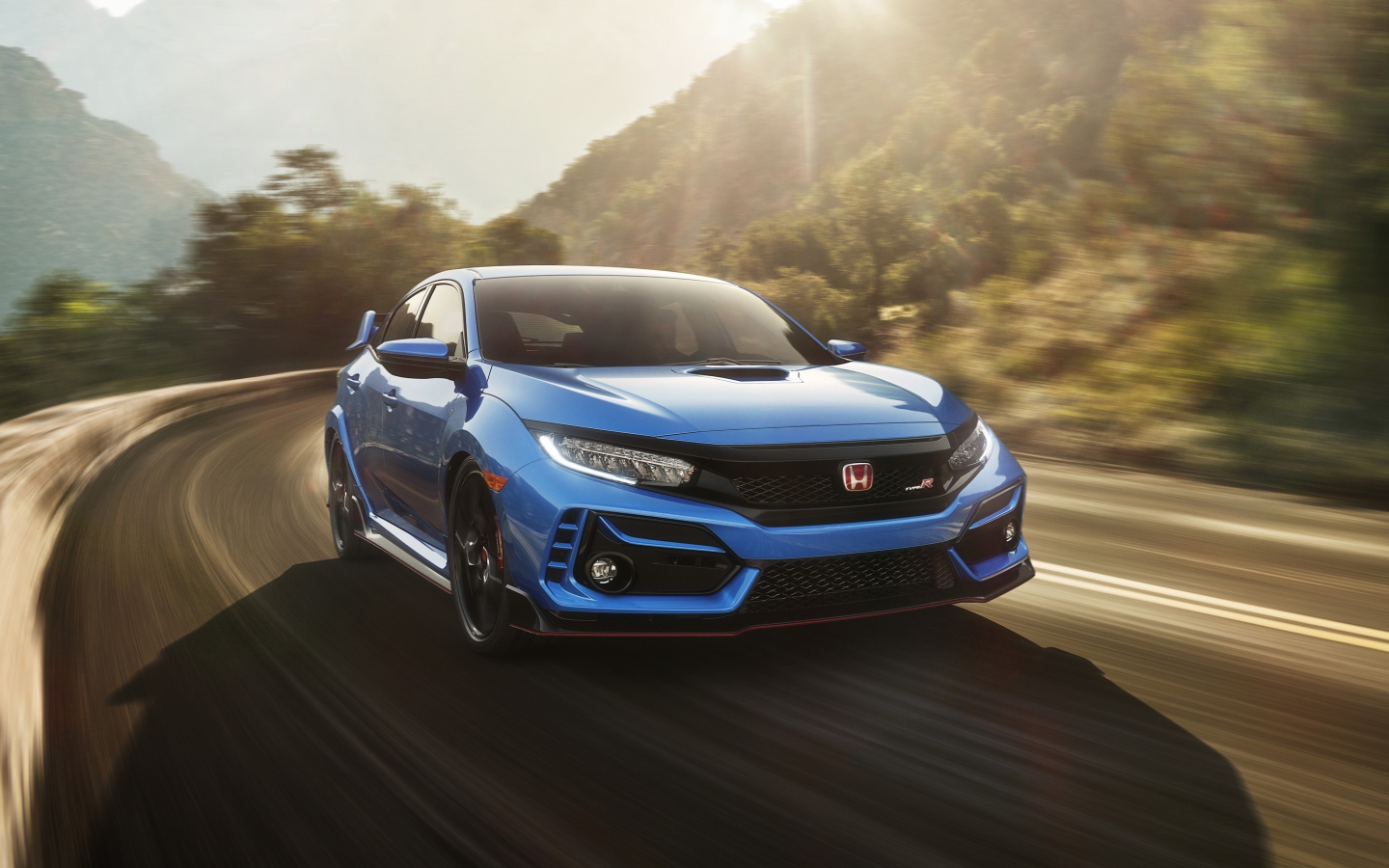 Синий автомобиль  Honda Civic Type R, 2020 года на трассе
