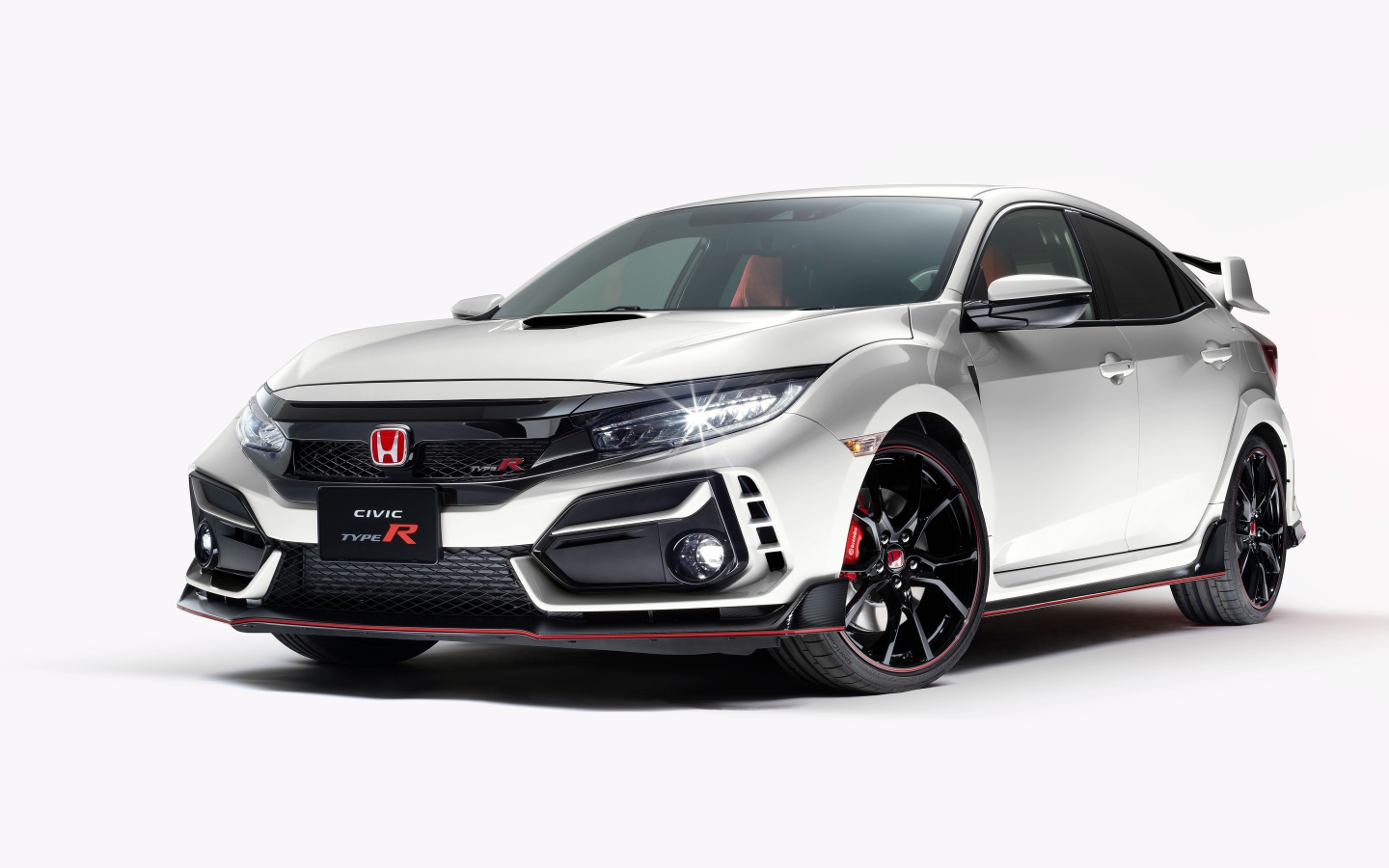 Серебристый автомобиль Honda Civic Type R 2020 года на белом фоне