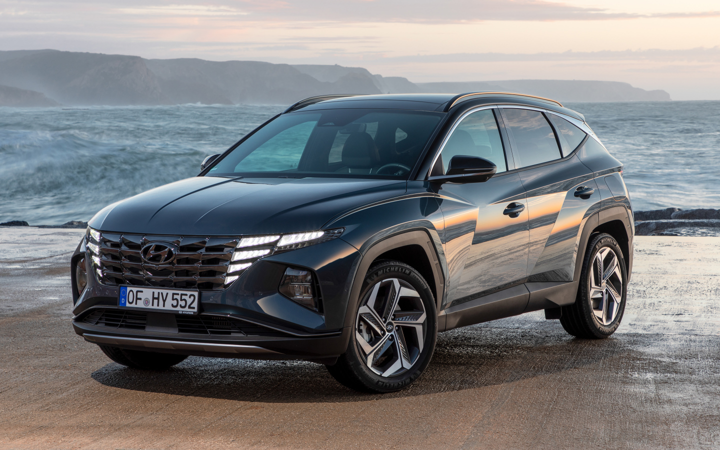 Черный автомобиль Hyundai Tucson Hybrid 2021 года у океана