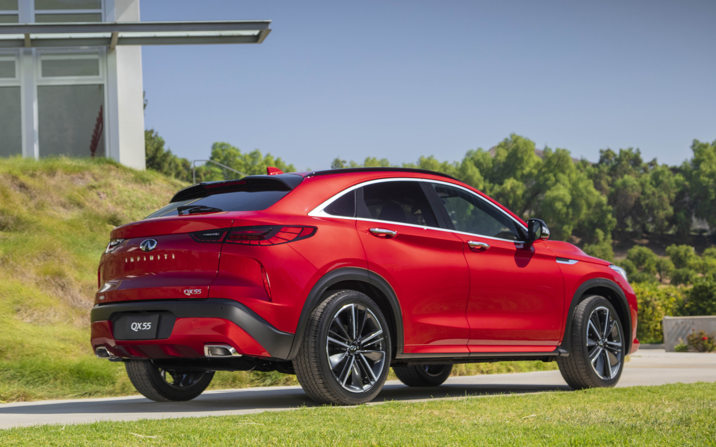 Красный автомобиль Infiniti QX55 AWD 2022 года вид сзади