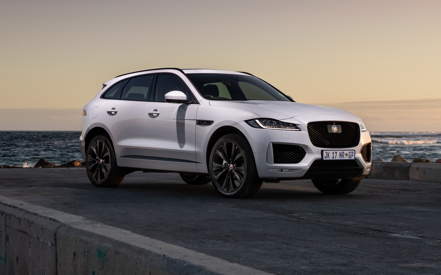 Белый внедорожник Jaguar F-Pace 25d AWD Chequered Flag 2020 года у воды