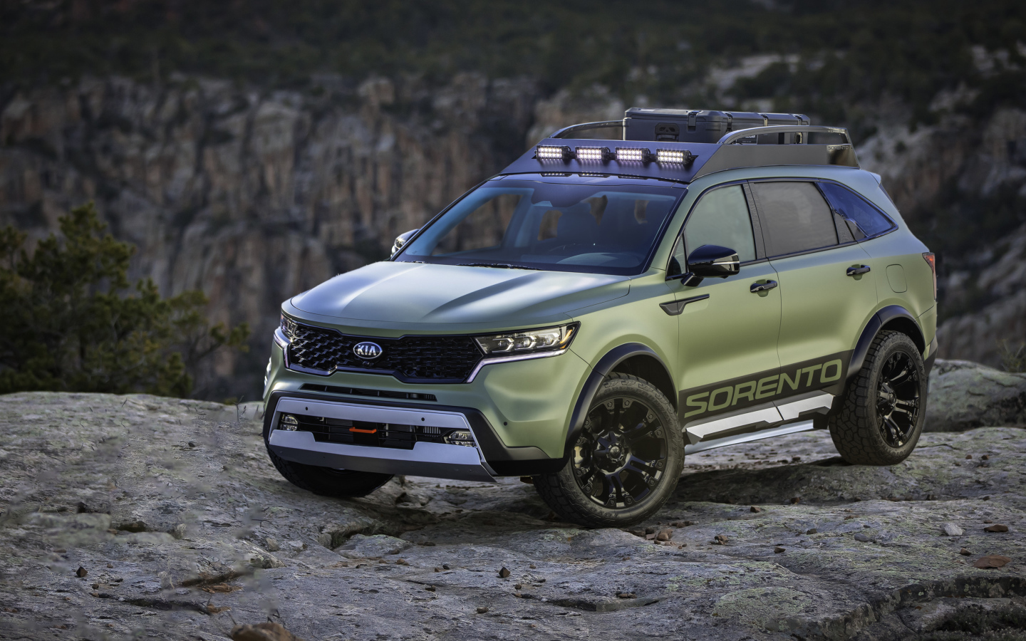 Внедорожник Kia Sorento, 2020 года в горах 