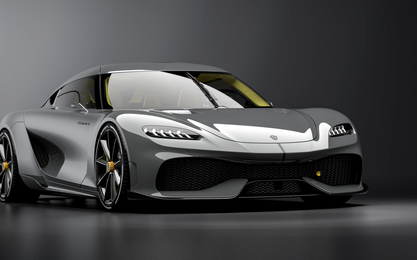 Быстрый автомобиль Koenigsegg Gemera 2020 года на сером фоне