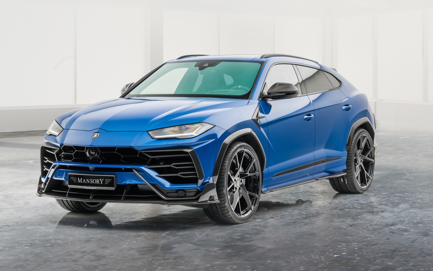Синий автомобиль  Lamborghini Urus 2020 года в гараже