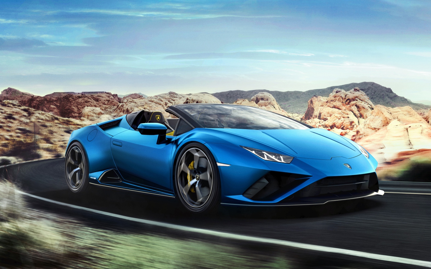 Синий быстрый автомобиль Lamborghini Huracan EVO RWD Spyder 2020 года на дороге 