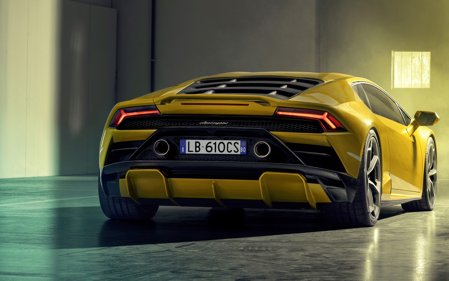 Желтый спортивный Lamborghini Huracan EVO RWD 2020 года вид сзади