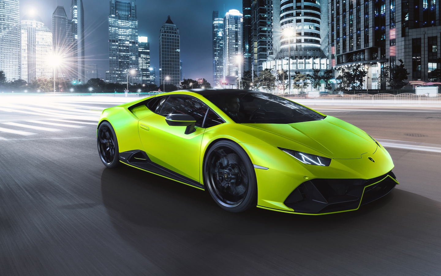 Быстрый автомобиль Lamborghini Huracán EVO 2021 года на ночной дороге