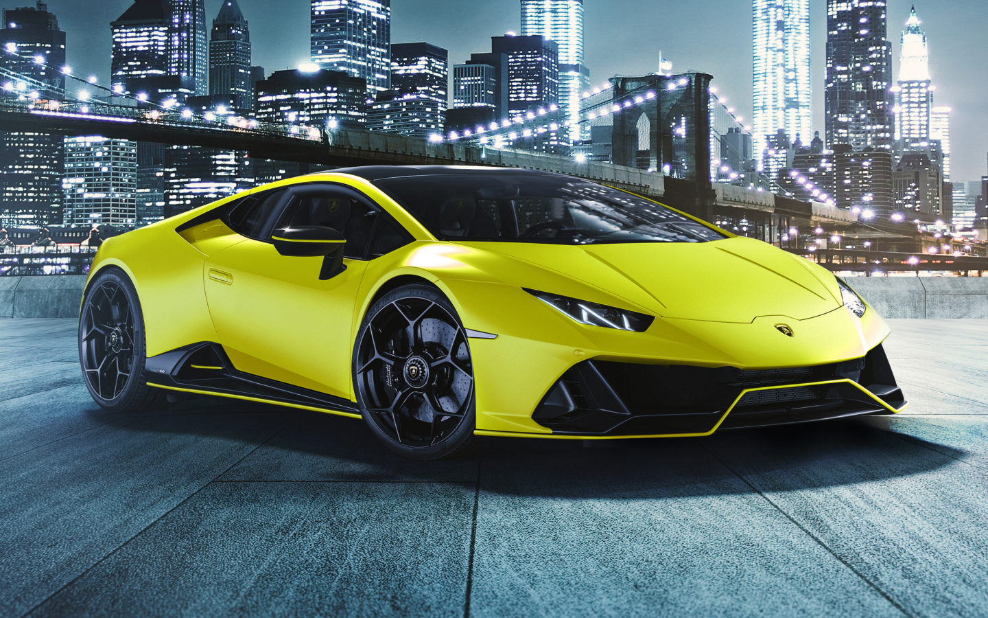 Желтый автомобиль Lamborghini Huracán EVO 2021 года на фоне города