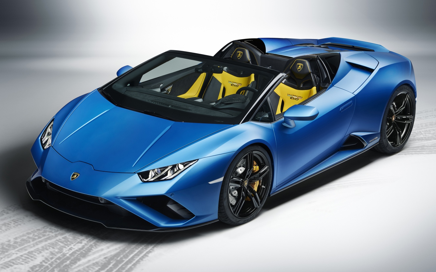 Синий автомобиль Lamborghini Huracan EVO RWD Spyder 2020 года вид сверху 