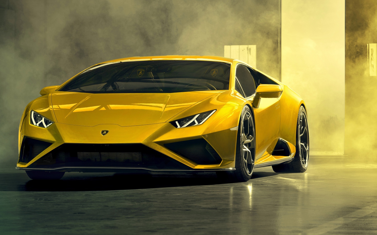 Заведенный автомобиль Lamborghini Huracan EVO RWD 2020 года в гараже 
