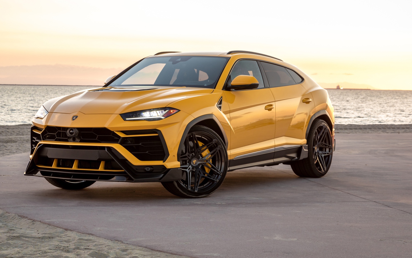 Автомобиль Lamborghini Urus у воды 