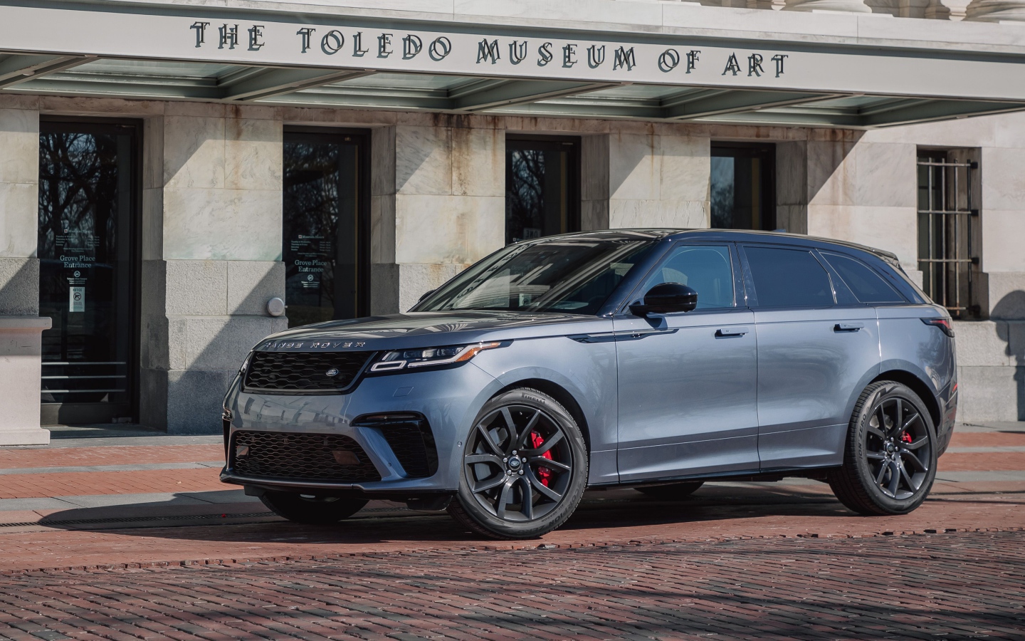 Внедорожник Range Rover Velar, 2020 года у здания музея 
