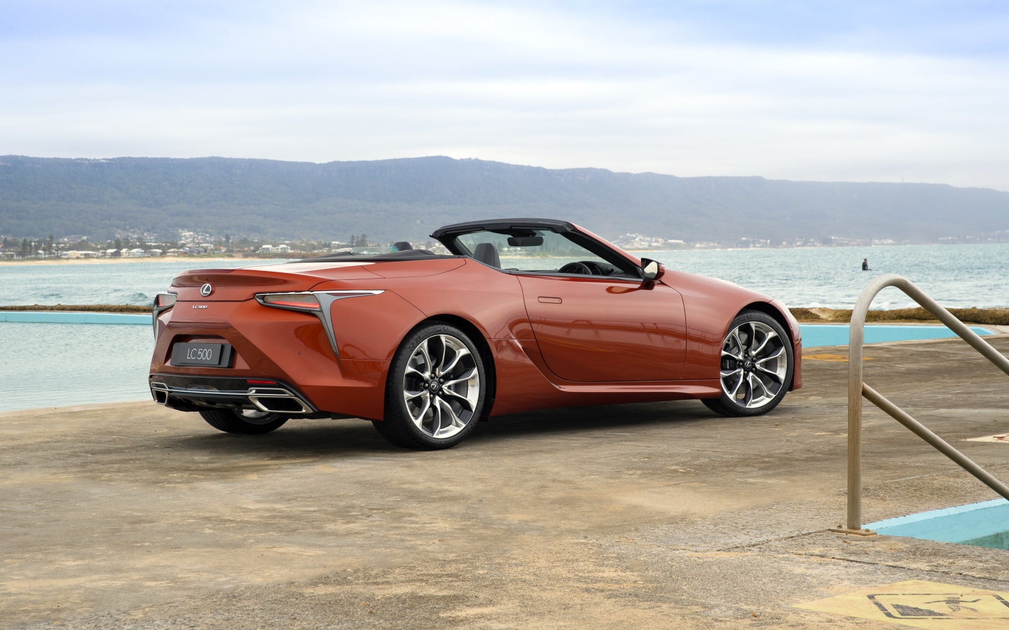 Красный кабриолет Lexus LC 500 Convertible 2020 года у воды 