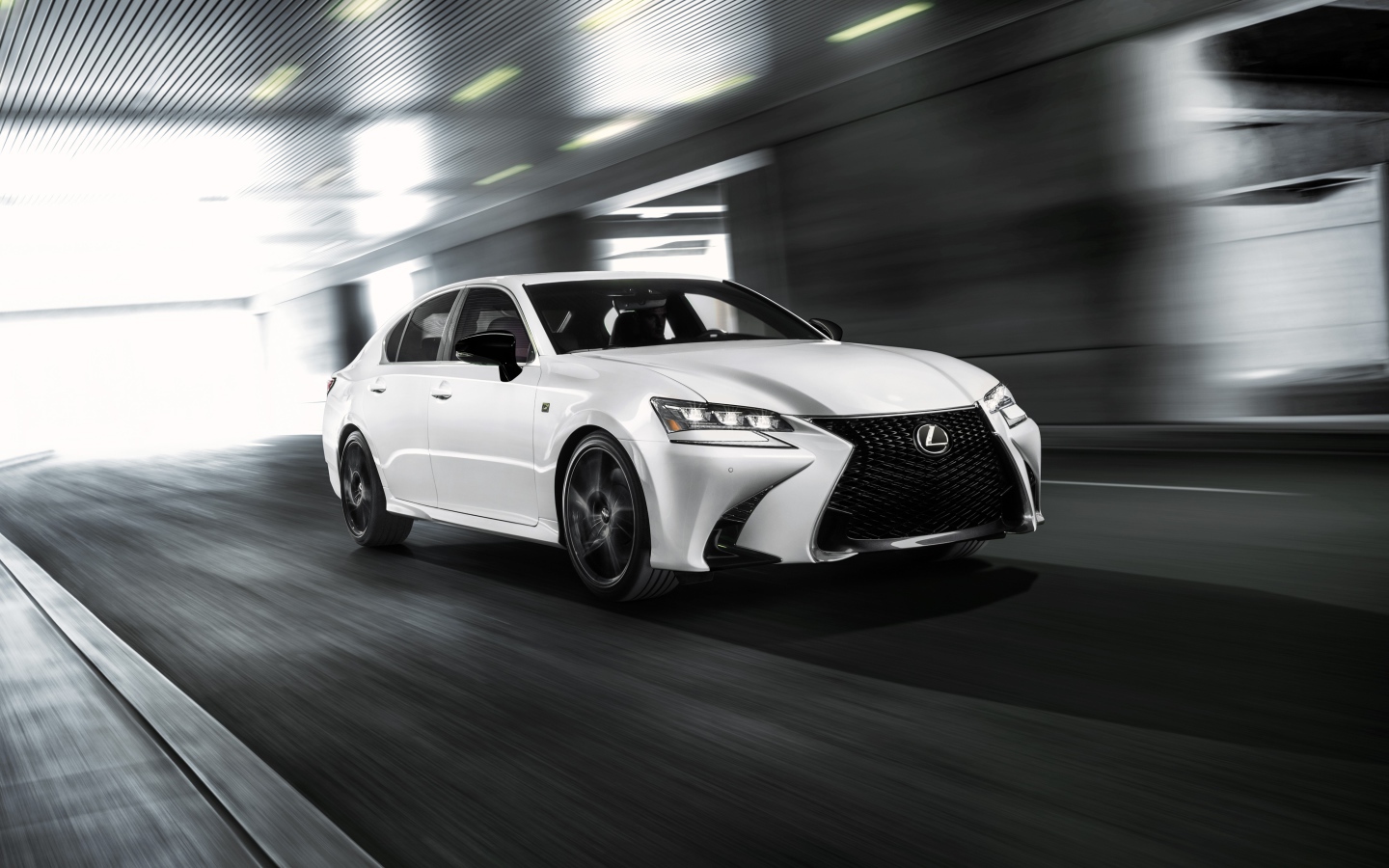 Белый автомобиль Lexus GS 350 F, 2020 года на трассе 