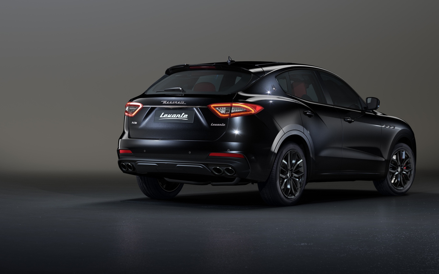 Черный  Maserati Levante S Q4, 2020 года вид сзади