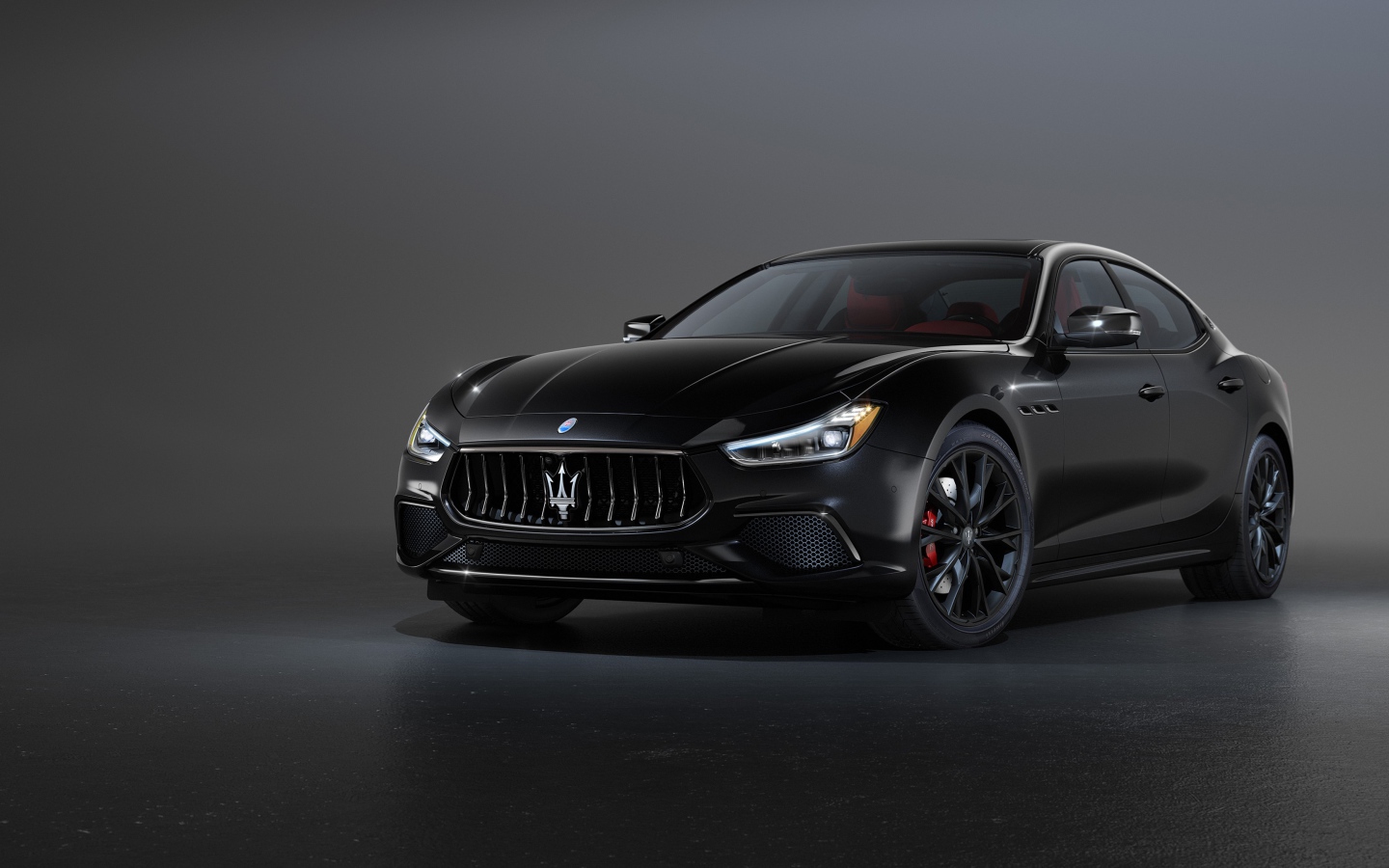 Черный автомобиль Maserati Ghibli S Q4, 2020 года на сером фоне