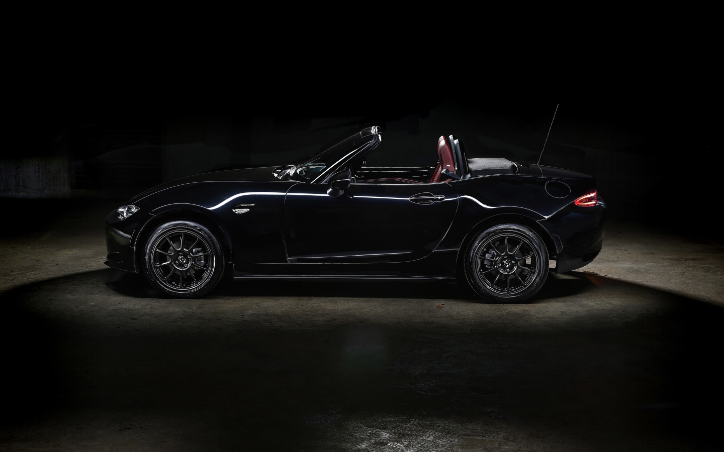 Черный автомобиль Mazda MX-5 Eunos Edition 2020 года 