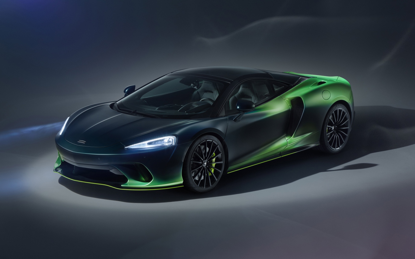 Автомобиль McLaren GT Verdant Theme By MSO 2020 года на сером фоне