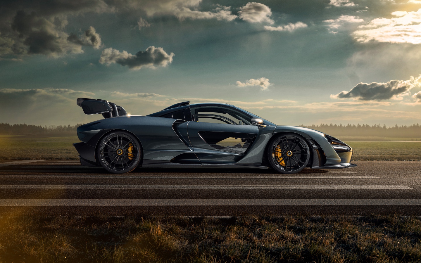 Автомобиль Novitec McLaren Senna 2020 года на фоне неба 