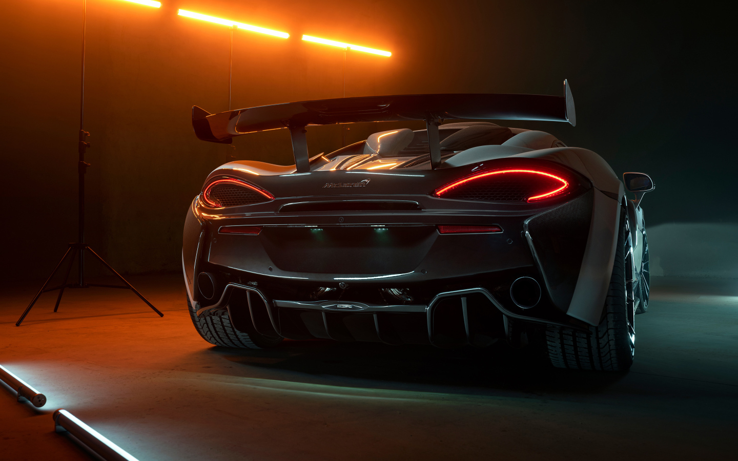 Автомобиль McLaren 620R 2021 года вид сзади