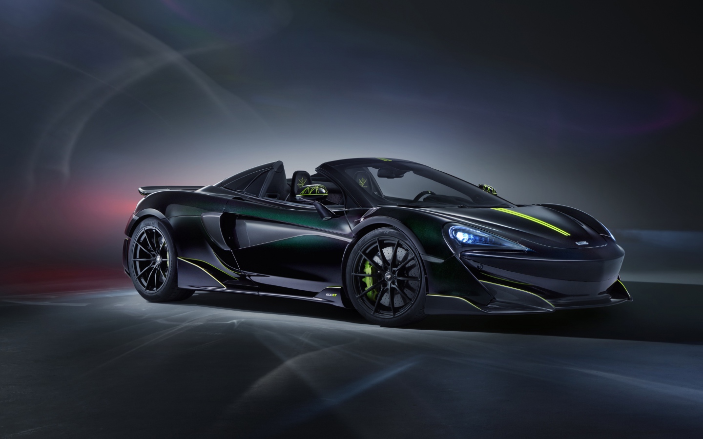 Черный автомобиль McLaren MSO 600LT Spider Segestria Borealis 2020 года на сером фоне