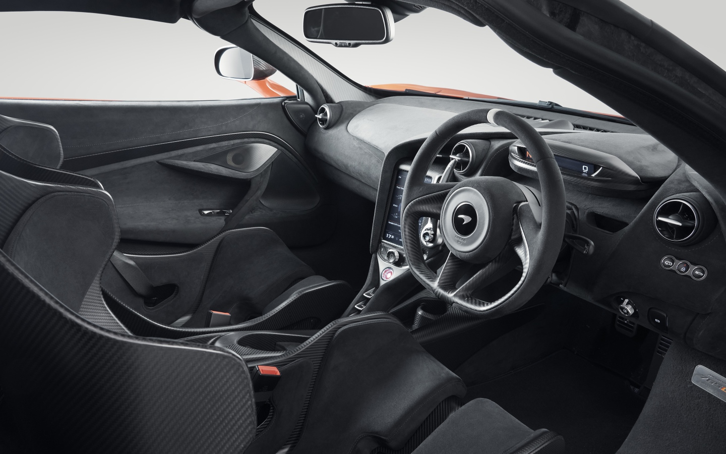 Черный салон автомобиля McLaren 765LT 2020 года 