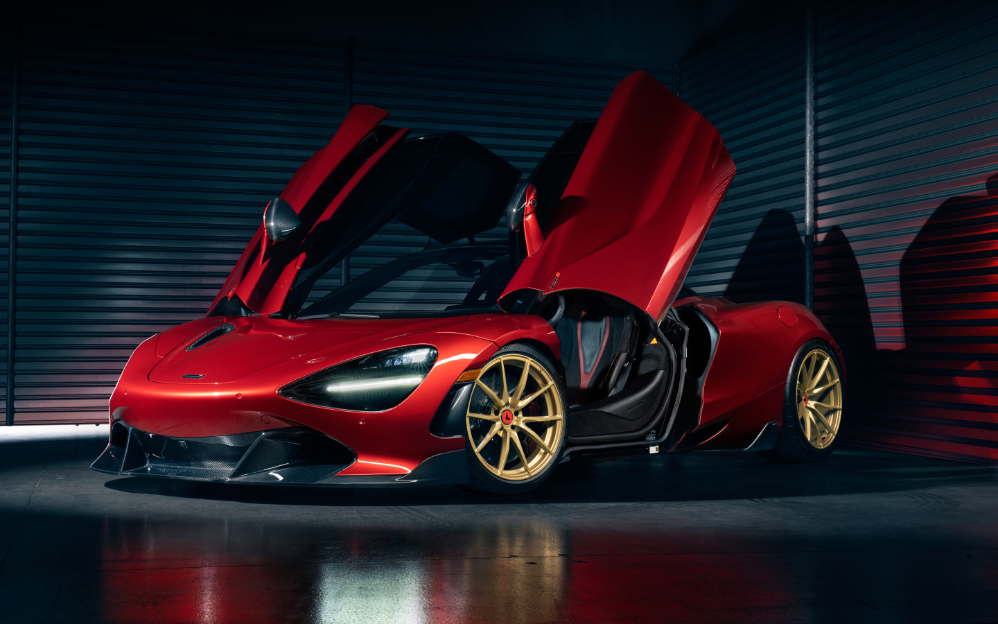 Быстрый автомобиль McLaren 720S с открытыми дверями