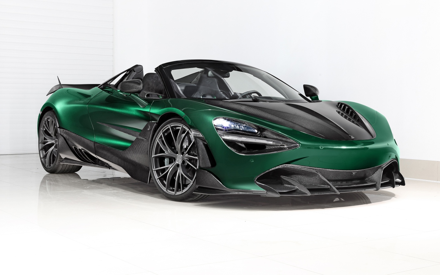 Зеленый автомобиль  McLaren 720S Spider Fury 2020 года на белом фоне 