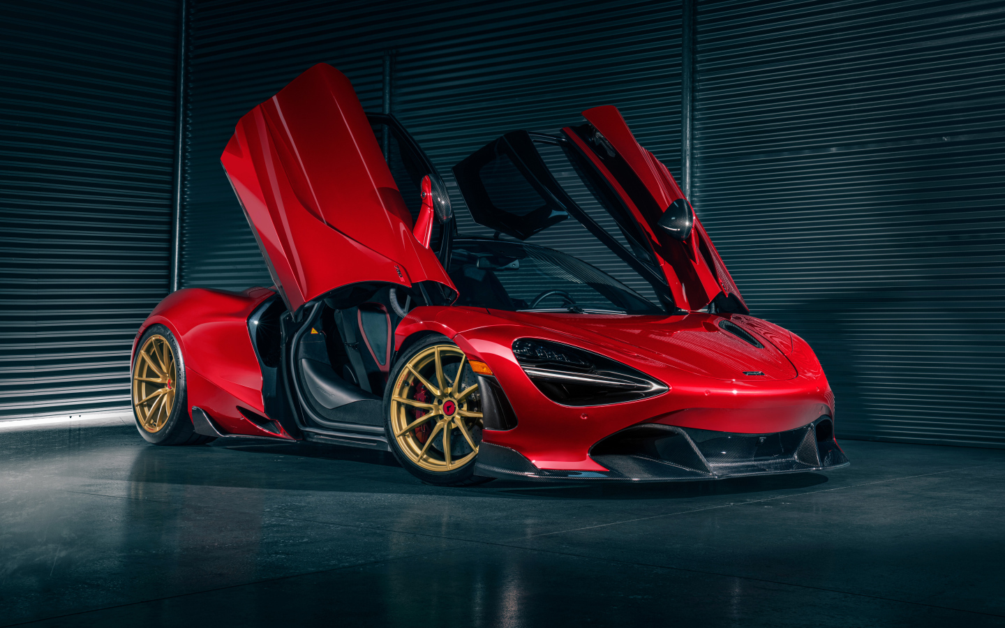 Автомобиль McLaren 720S на фоне серой стены