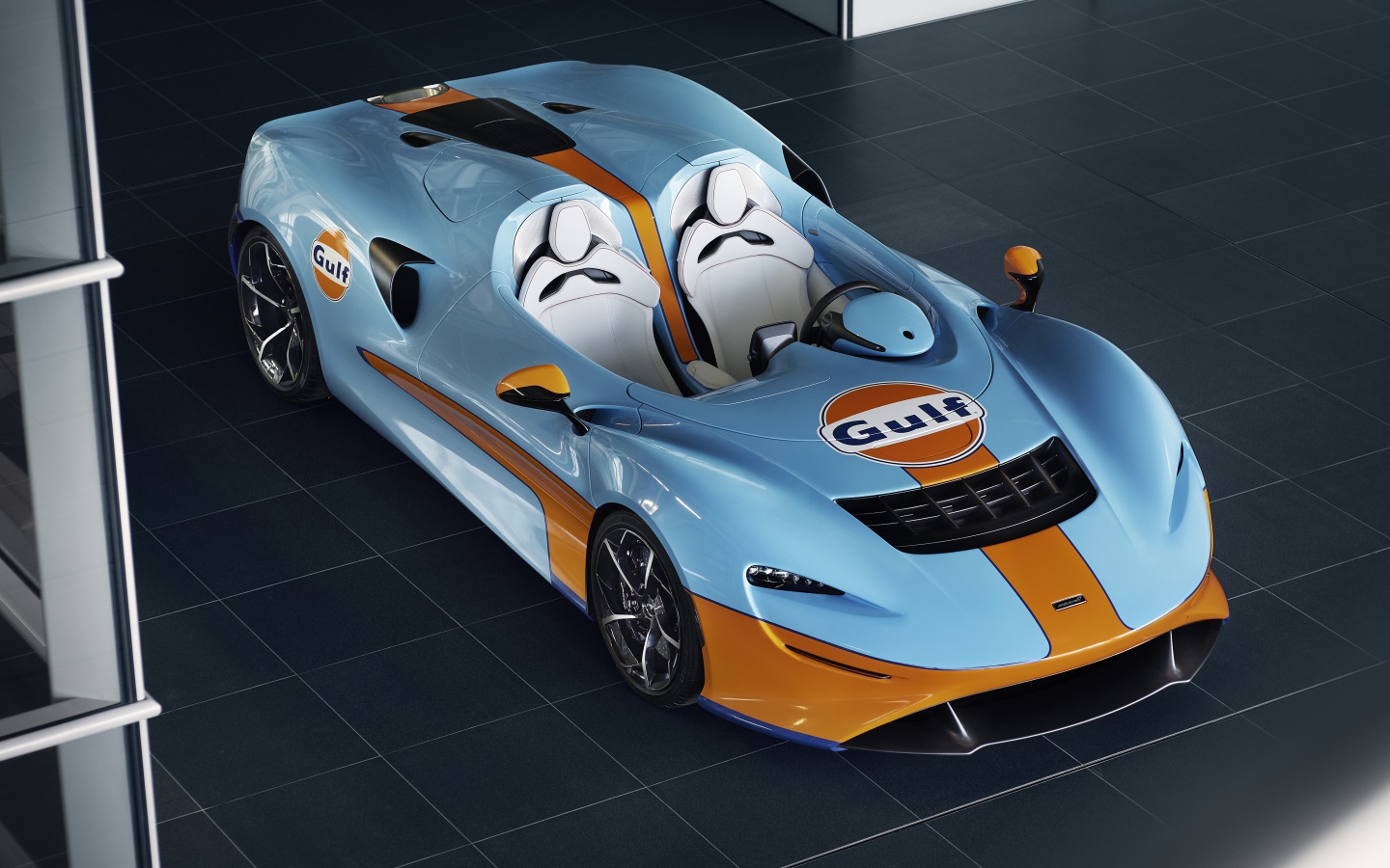 Спортивный автомобиль McLaren Elva Gulf Theme By MSO 2021 года вид сверху