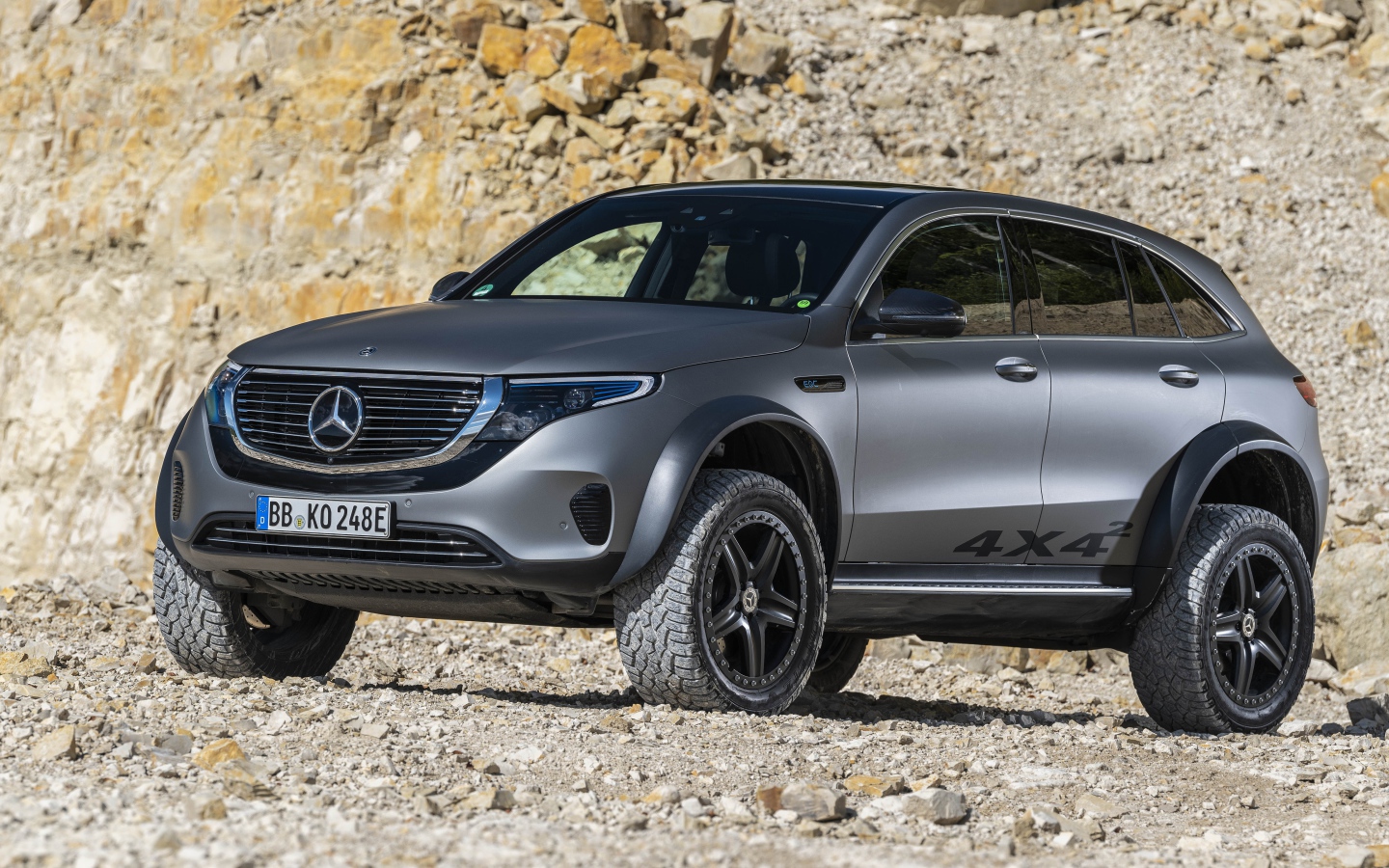 Внедорожник Mercedes-Benz EQC 4x4 2020 года в горах 